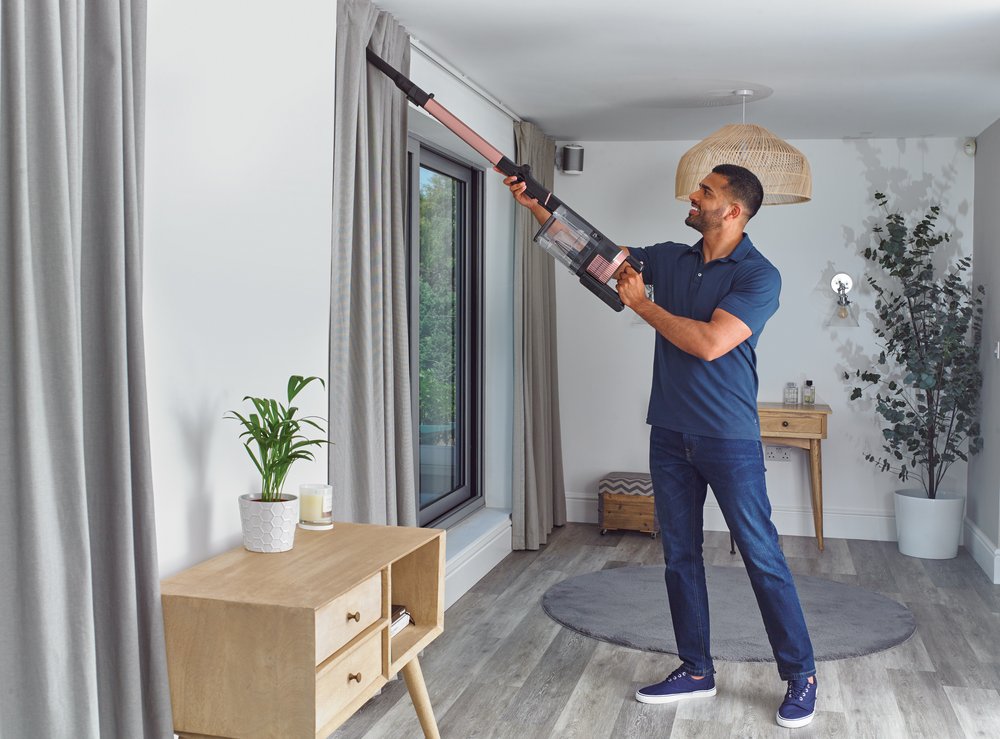 IZ400EU_In+Use_Living+Room_Crevice+Tool_Reach_Man_RGB