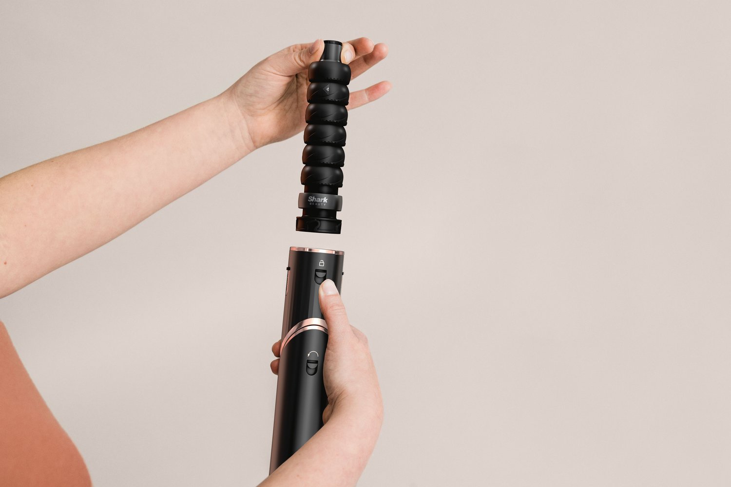JPG-R_HD400BKUK_LifeStyle_InUse_ROW_Curler_Gen2_Lily_Attach_Accessory