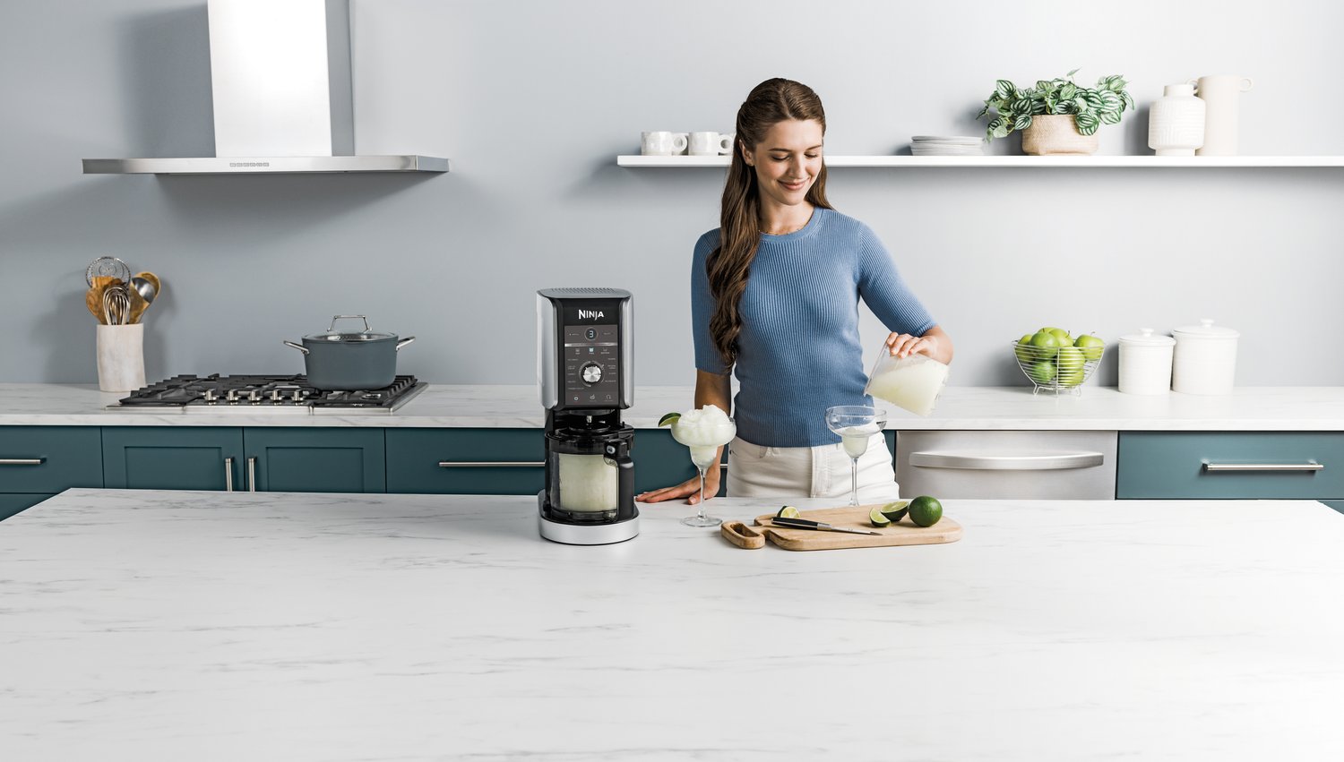 NC501UK-EU_InUse_OnCounter_MargaritaFilled_WomanPouring_RT_RGB