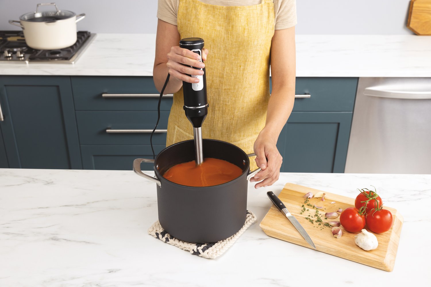 Ninja-CI100EU-InUse-Immersion-InPot-BlendingSoup-Woman