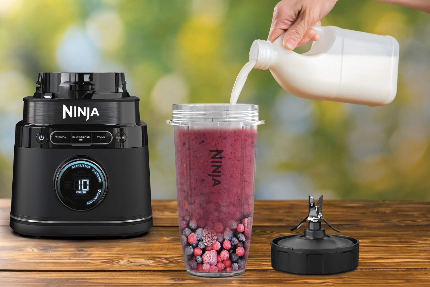 Ninja-R-TB301UK-InUse-OutsideTable-PourMilk-PreMix-Cup