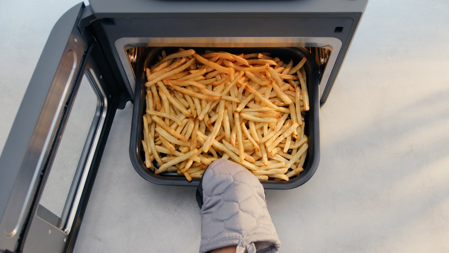 R_SFP700EU_InUse_Above_AirFry_FrenchFries