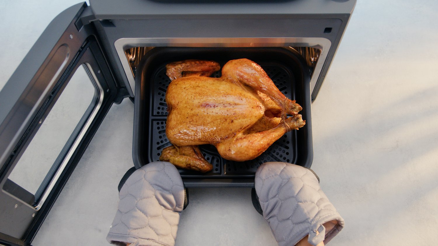 R_SFP700EU_InUse_Above_CombiCrisp_WholeChicken
