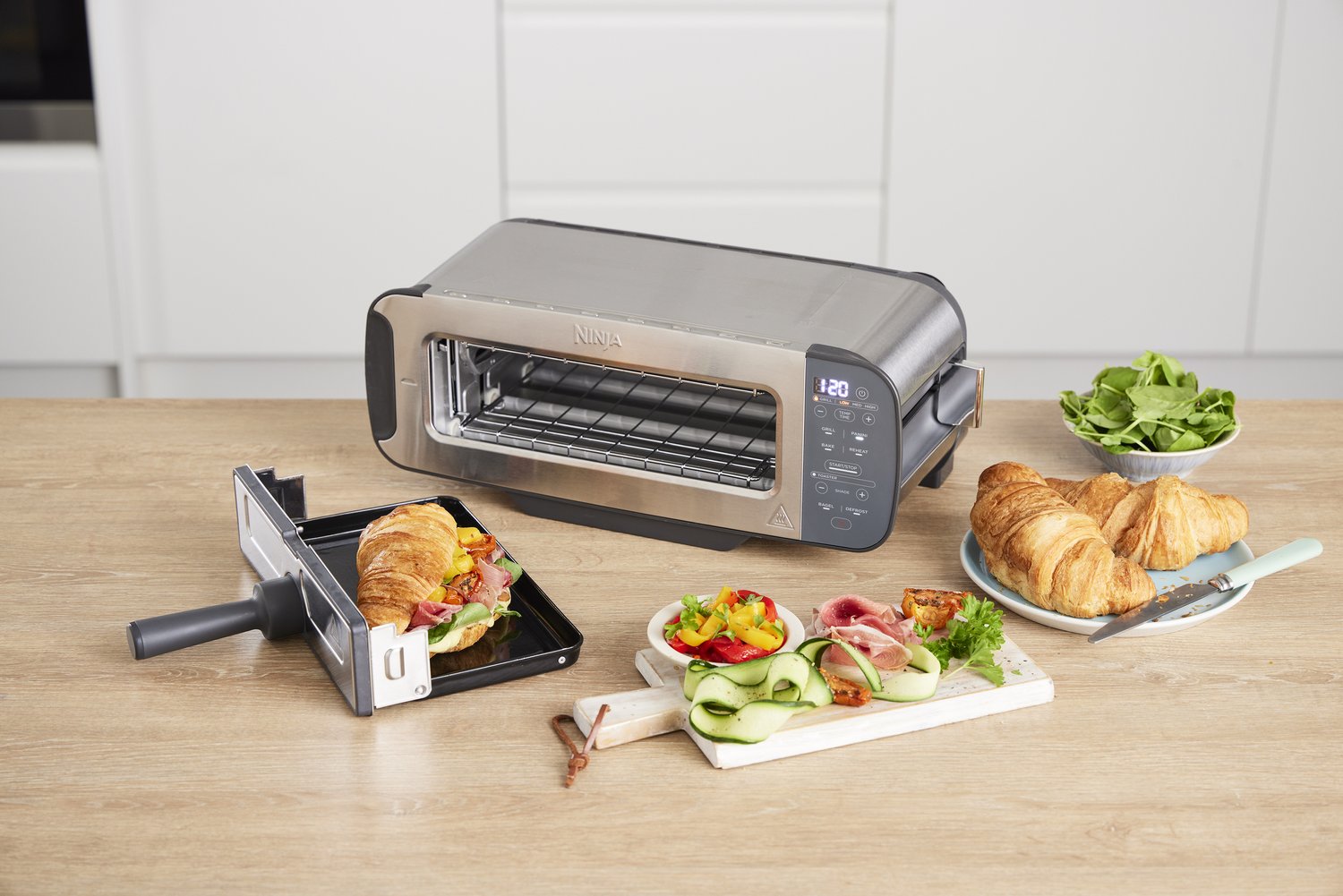 ST202EU_Kitchen_WorkTop_GrillMode_SavouryCroissant_CloseUp_RT_RGB