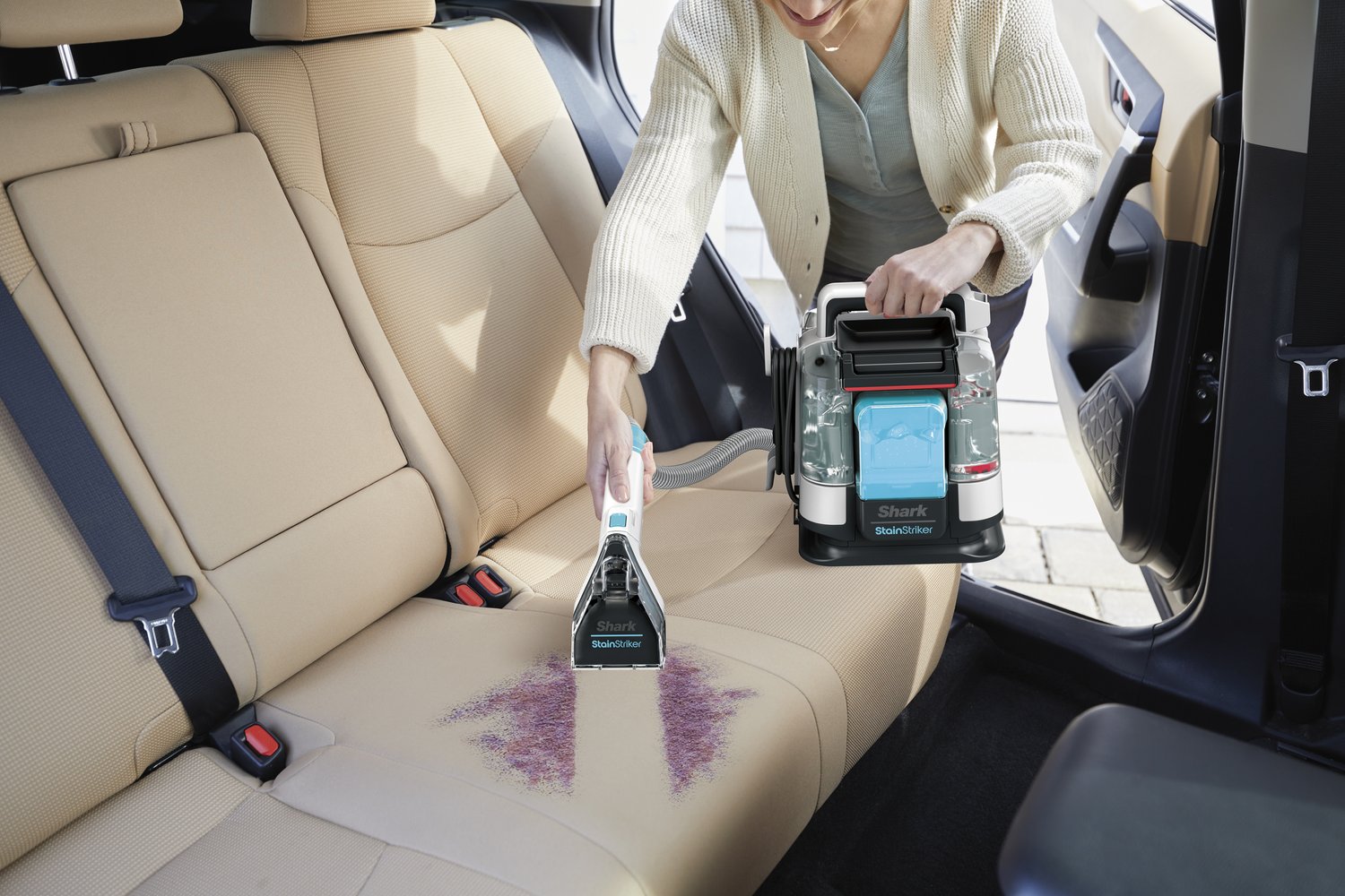 Shark-PX200UKT-InUse-AbvFlr-Car-Tight-StainTool-Woman