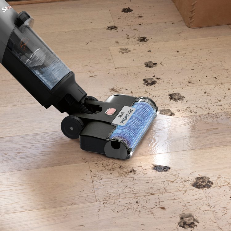 Shark-R-WD210UK-InUse-EntryWay-Wet-Hardwood-Man-RGB+copy