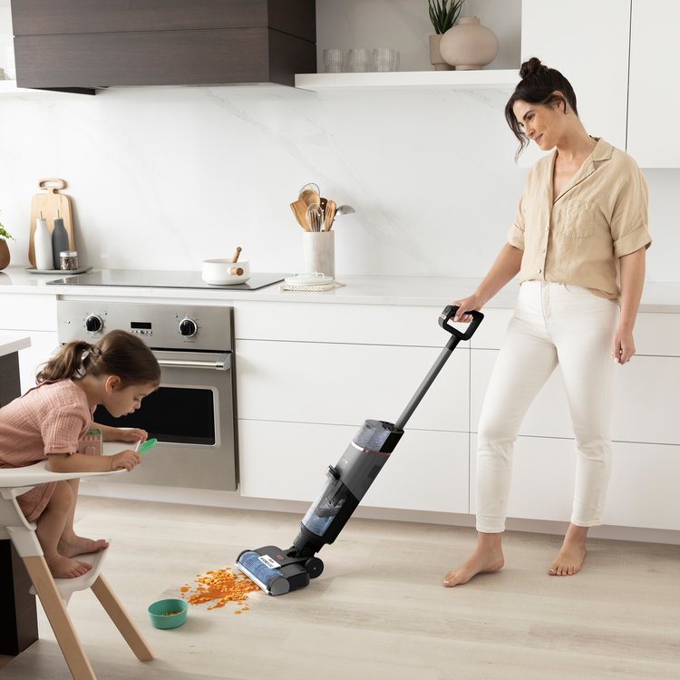 Shark-R-WD210UK-InUse-Kitchen-MomWithKid-RGB