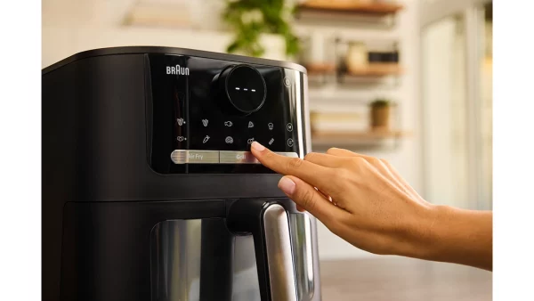 braun-multifry-5-hf-5073-bk-air-fryer-new-03-inuse--1-